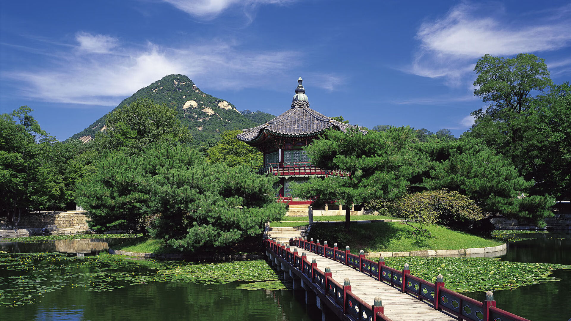 西甲不断调整战术，精彩场面频出引爆现场，西甲局势
