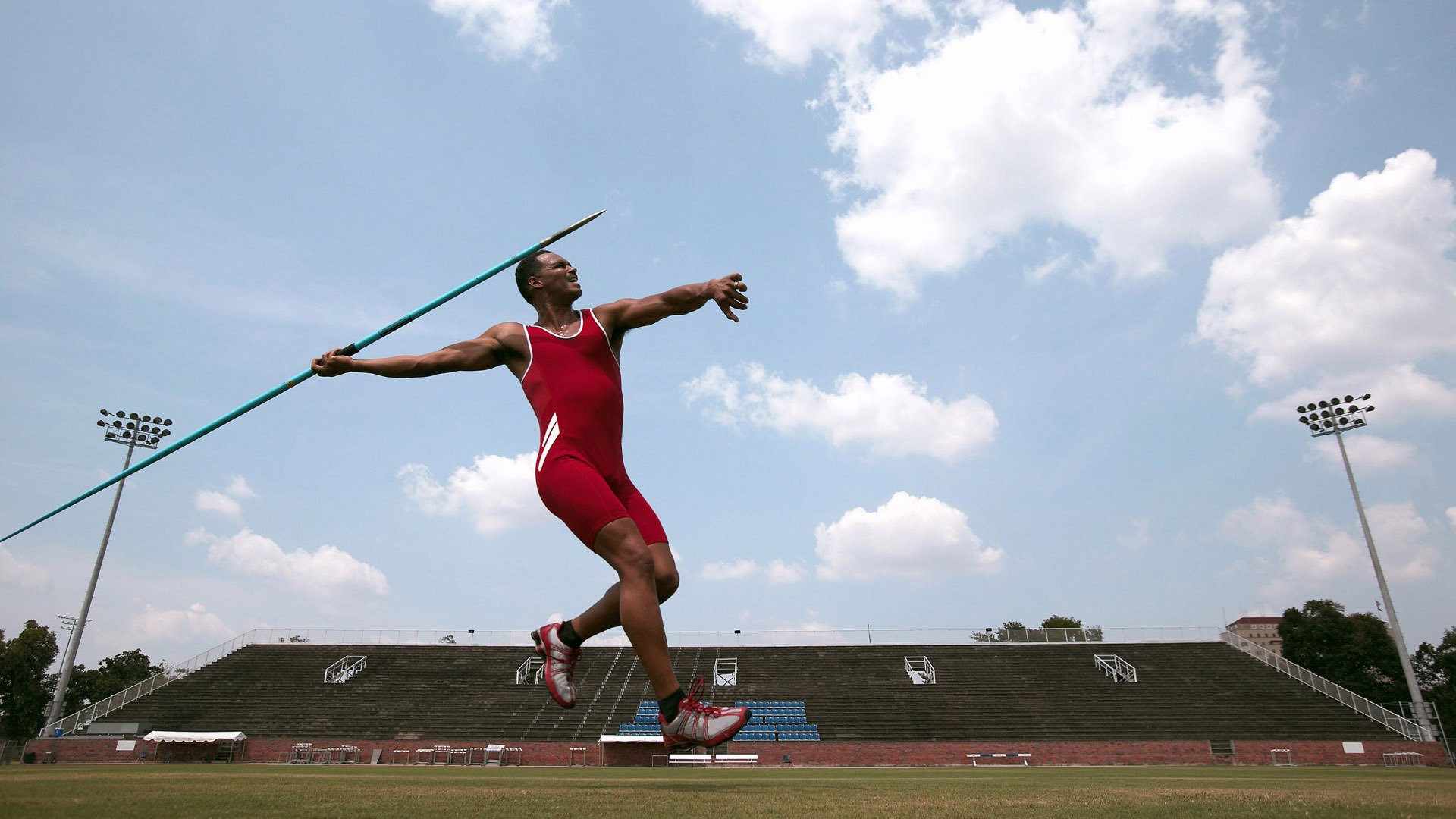 kaiyun官方入口登录-凯蒂·莱德基赛场风采尽显冠军风范，凯蒂莱德基训练方案